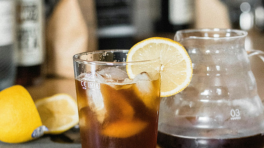 Osvěžení s chutí kávy a citrusů: Nápoj mazagran je hitem léta a nahradí i espresso tonic