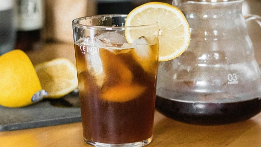 Osvěžení s chutí kávy a citrusů: Nápoj mazagran je hitem léta a nahradí i espresso tonic