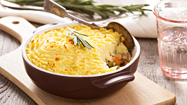 Bramborová kaše zapékaná se sýrem: Slanina jí dodá výraznou chuť a vůni, smetana neuvěřitelnou jemnost