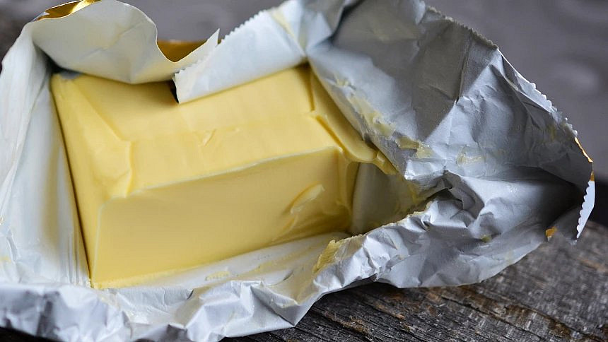 Kostku másla v současnosti seženete za neuvěřitelně nízkou cenu.