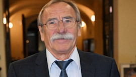 Rohlík, čaj a pak kafe. Pavel Zedníček popisuje svůj jídelníček: Já sežeru všechno, i číslo z baráku, říká herec se smíchem