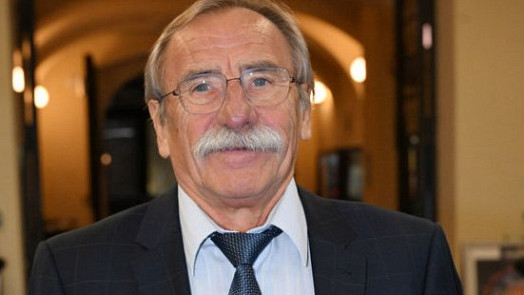 Rohlík, čaj a pak kafe. Pavel Zedníček popisuje svůj jídelníček: Já sežeru všechno, i číslo z baráku, říká herec se smíchem