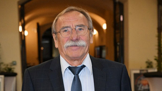 Rohlík, čaj a pak kafe. Pavel Zedníček popisuje svůj jídelníček: Já sežeru všechno, i číslo z baráku, říká herec se smíchem