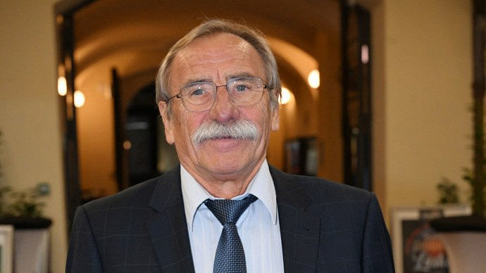 Rohlík, čaj a pak kafe. Pavel Zedníček popisuje svůj jídelníček: Já sežeru všechno, i číslo z baráku, říká herec se smíchem