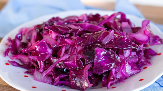 Zelný salát podle ČSN: Barevný, křupavý a příjemně sladkokyselý býval součástí oblohy. Skvěle chutná samotný i k masu