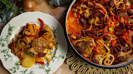 Živáňská z jednoho pekáče: Zbojnická jízda s chutí a vůní slaniny a klobás vás dostane svou silou