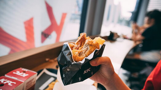 Zisk 438 milionů je pryč. Rok po „kuřecí“ kauze KFC skončil český provozovatel ve ztrátě 135 milionů korun