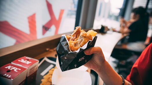 Zisk 438 milionů je pryč. Rok po „kuřecí“ kauze KFC skončil český provozovatel ve ztrátě 135 milionů korun