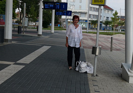 Simča už čeká na autobus do Prahy