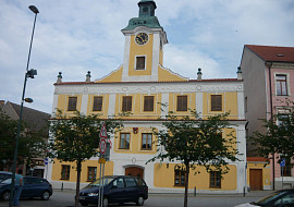 radnice na náměstí, kde krásně bily hodiny