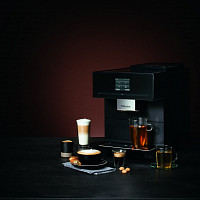 U kávovaru CM  7750  CoffeeSelect lze  pouhým  stiskem  tlačítka  zvolit  mezi  třemi  různými druhy  kávy. Zdroj: Miele