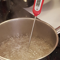 Cukr s vodu svaříme na sirup. Teplota by měla dosáhnout 118 °C. Zdroj: Šárka Adámková