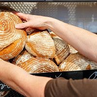 Antonínův chléb, Antonínovo pekařství, 60 Kč. Zdroj: Oficiální materiály pekárny.