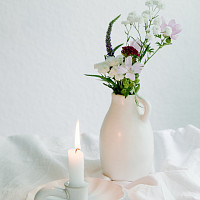 Na stole by měly být svíčky v keramickém svícnu. Zdroj: Unsplash Katharina Bill