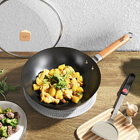 Pánev wok umožňuje přípravu různých směsí na malém množství oleje. Zdroj: Unsplash Cooker King