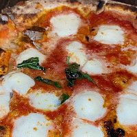 Pizza Napoletana. Zdroj: Wikimedia Commons/Gatorfan252525 - Own work, CC BY-SA 4.0