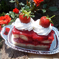 Jahodový dort nepečený plný tohoto lahodného ovoce a nádherně nazdobený.. Zdroj: Toprecepty, recepty73