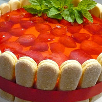Nepečený tvarohovo-pudinkový dortík s jahodami a želé je velmi slavnostní. Zdroj: Toprecepty, Meralys