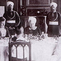 Viktorie během oběda s korunním princem Edvardem v roce 1895. (zdroj: Wikimedia Commons/Mary Steen, Public Domain)