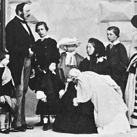 Královna Viktorie s manželem Albertem a jejich dětmi. (zdroj: Wikimedia Commons/- Alexander Palace Forums; original in the Royal Collection, Public Domain)