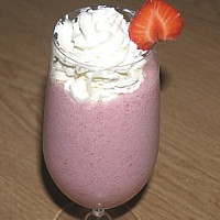 Jahodový koktejl se zakysanou smetanou a kopečkem zmrzliny. Výborný letní dezert. Zdroj: Toprecepty, sidera