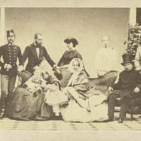 Císařovna Alžběta s rodinou v roce 1861. (zdroj: Wikimedia Commons/ALBUM Verlag für Photografie, Wien 2006