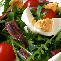 Rukolový salát s vajíčkem, rajčaty a sardelkou je i letos velkým hitem. Foto: Toprecepty, maris