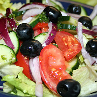 Rajčata, okurka, olivy a sýr feta, to je pravý řecký salát. Zdroj: Toprecepty, aadulka