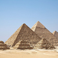 Pyramida v Gize. (zdroj: Wikimedia Commons/Ricardo Liberato - All Gizah Pyramids, CC BY-SA 2.0)