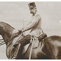 Císař František Josef I. na koni roku 1898. (zdroj: Wikimedia Commons/Unidentified photographer, Public Domain)