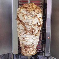 Tady je na první pohled jasné, že jde o čerstvé maso, a ne mražený polotovar. Domácí shawarma na Žižkově to dělá poctivě. Zdroj: Šárka Adámková, Toprecepty