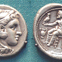 Mince s Alexandrem ve lví kůži po vzoru řeckého hrdiny Hérakla. (zdroj: Wikimedia Commons/photographed at the British Museum, PHGCOM,CC BY-SA 3.0)