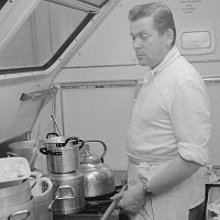 Tak v roce 1962 vypadala kuchyně jídelního vozu vlaku Rheingold, který jezdil mezi nizozemským Hook of Holland  a švýcarskou Ženevou. (zdroj: Wikimedia Commons/Jack de Nijs pour Anefo, CC BY-SA 4.0)