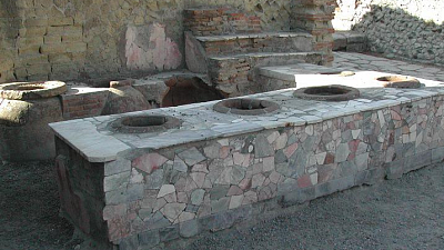 Termopolium ve starověkém Herculaneu,dnešní  Ercolano v Kampánii. (zdroj: Wikimedia Commons/Aldo Ardetti, CC BY-SA 3.0)