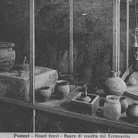 Prodejní pult v termopoliu v Pompejích. (Wikimedia Commons/Pohled prodávaný v letech 1920 a 1923, Public Domain)