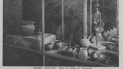 Prodejní pult v termopoliu v Pompejích. (Wikimedia Commons/Pohled prodávaný v letech 1920 a 1923, Public Domain)