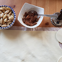 Z těsta vykrojte kolečka a do misky si připravte náplň a mandle. Zdroj: Šárka Adámková, Toprecepty