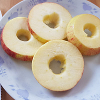 Jablka nakrájejte na plátky a vykrojte středy. Zdroj: Šárka Adámková, Toprecepty