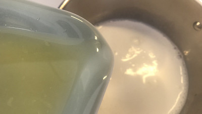 Do mléka se po zahřátí musí přilít citronová šťáva. Zdroj: Toprecepty, Hana Malénková