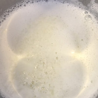 Po přilití citronové šťávy se mléko srazí. Zdroj: Toprecepty, Hana Malénková