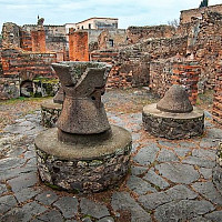 Dvůr s mlýnskými kameny Pompejích. (zdroj: Wikimedia Commons/Isaac Harjo of Prowalk Tours CC BY-SA 4.0)
