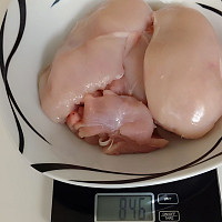 Z kuřete o hmotnosti 1589 gramů se dá získat 846 g masa
