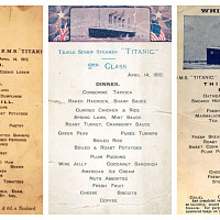 Snídaňové menu na Titanicu, jídelníčky pro každou se tří kategorií hostů. (zdroj: Wikimedia Commons/HERNY ALDRIDGE & SON, CC BY-SA 4.0)