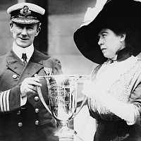 Jedna z přeživších cestujících, Molly Brownová, známá i z filmu Titanic, předává kapitánu lodi Carpathia pohár jako poděkování za záchranu. (zdroj: Wikimedia Commnons/Bain News Service, Public Domain)