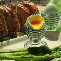 Vaření vajec naměkko by podle Zdeňka Pohlreicha nemělo překročit 4 minuty. Foto: Toprecepty, 1974andrea
