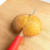 Výroba bramborových spirál pomocí nože a špejle