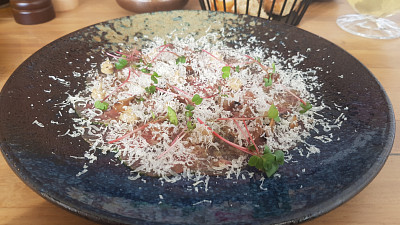 Hovězí carpaccio s houbovou mayo,pecorinem a cibulkami Borettane. Zdroj: Toprecepty, Šárka Adámková