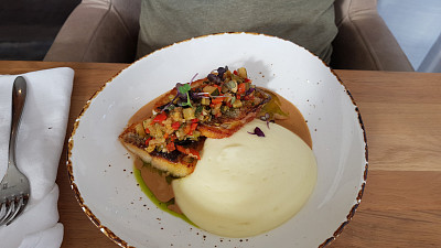Filet z mořského vlka s krevetovou omáčkou, bramborovým pyré a paprikami. Zdroj: Toprecepty, Šárka Adámková