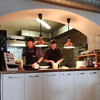 Během čekání na jídlo můžete pozorovat kuchaře při práci. Zdroj: Hana Malénková, Toprecepty