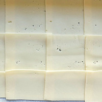 Plátky sýra se rozehřejí v troubě při 180 °C asi 2 - 3 minuty. Foto: Top recepty, Pavla Šmikmátorová